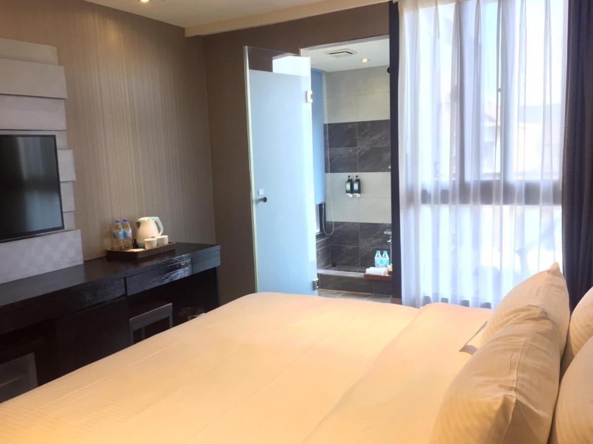 Fengjia Hotel Bell Тайчжун Экстерьер фото