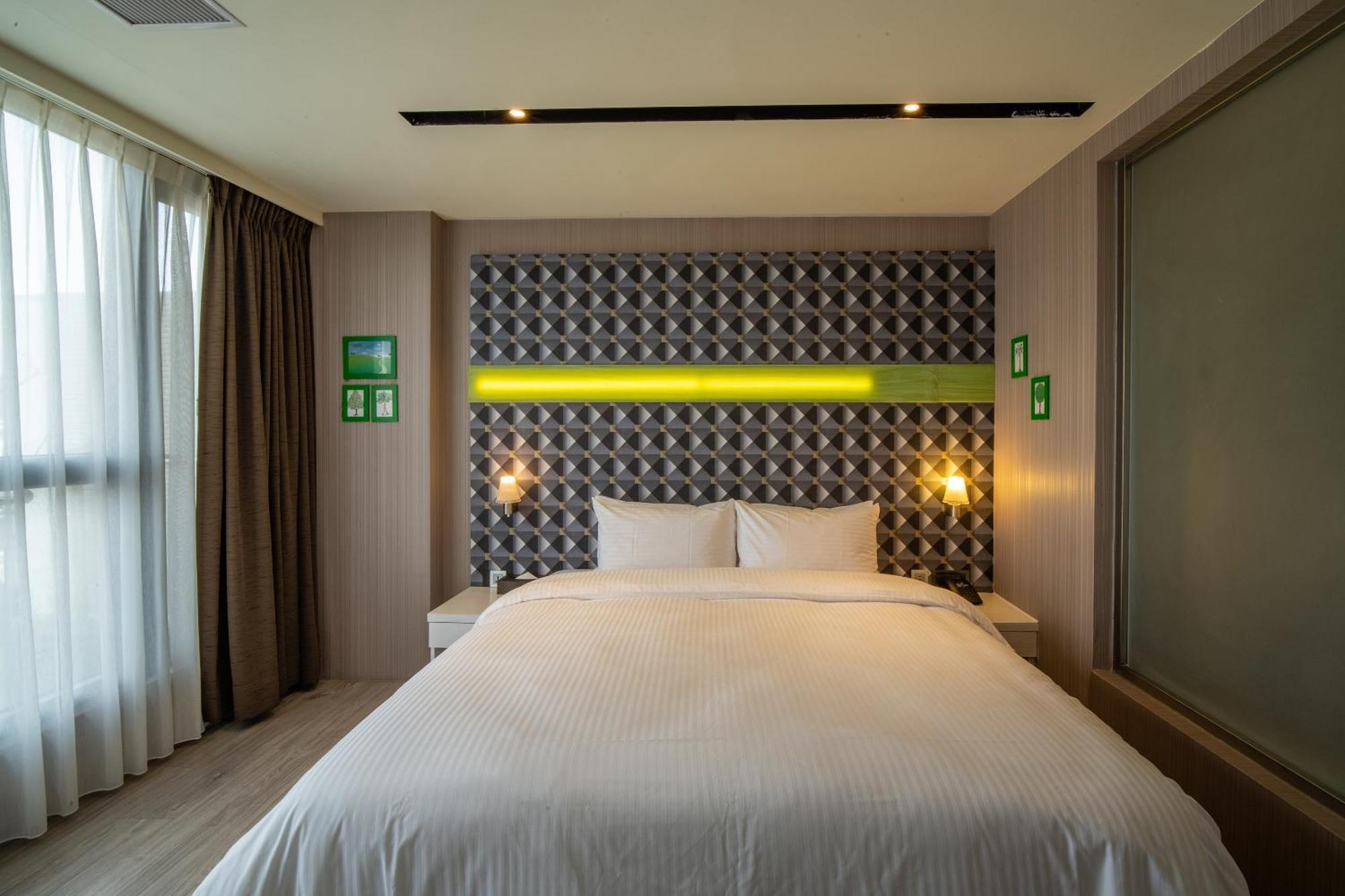 Fengjia Hotel Bell Тайчжун Экстерьер фото