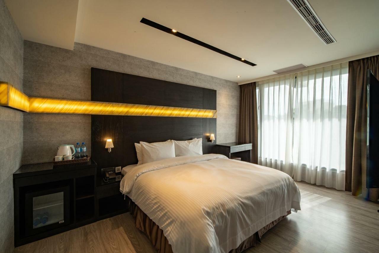 Fengjia Hotel Bell Тайчжун Экстерьер фото